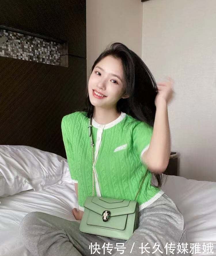 她给粉丝推荐几十块钱的平价产品,浴室里用的却是万元面霜?