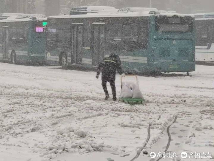 积雪|冒严寒公交志愿者清扫积雪，9个小时连轴转确保市民安全出行