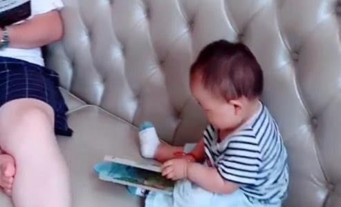 套路|“装模作样奶爸”带娃看书火了,娃走过最长的路,就是爸爸的套路