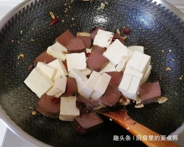 豆腐和它一起炖,比阿胶养人,补铁还养颜,排出毒素,腰围变细了