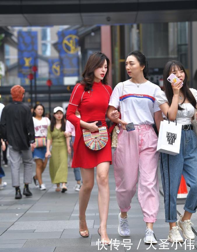 短裙|美女街拍:怎么会有如此清新脱俗的美女,好想给她买杯奶茶,带回家有面子