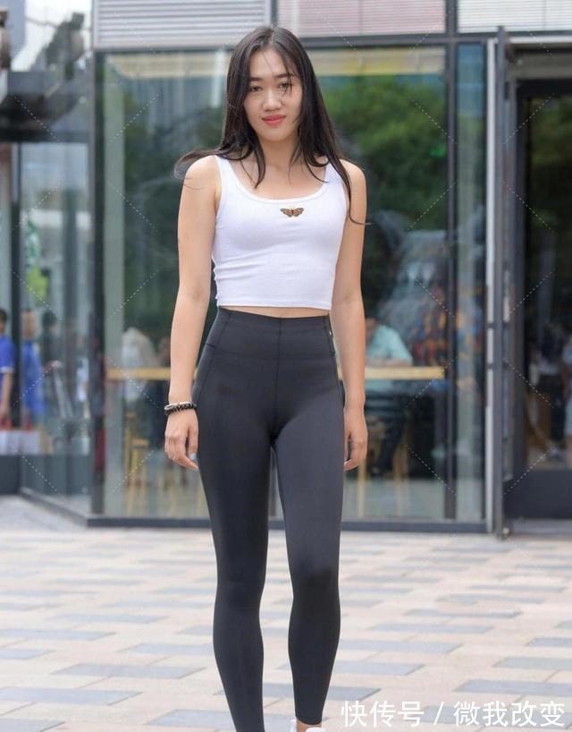 腰际 精致的印花瑜伽裤穿搭,换上了富有设计感的裙型,更显质感!