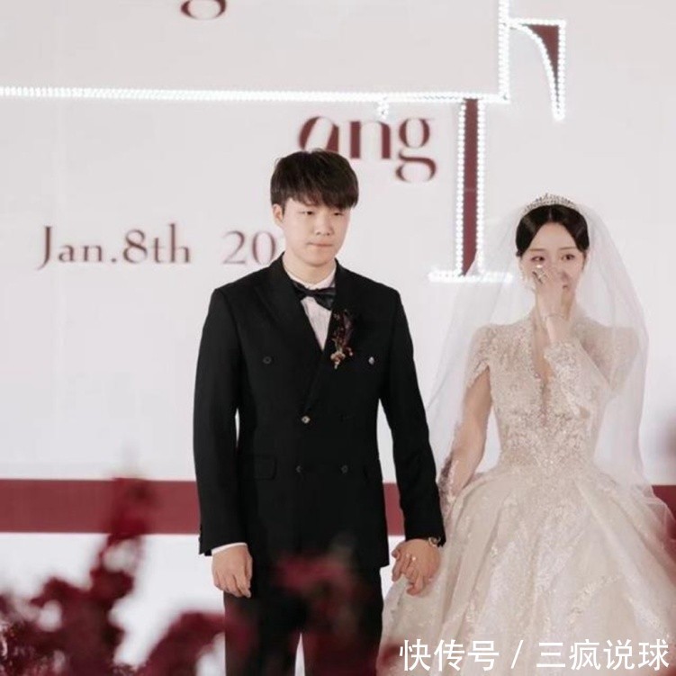 武汉队|恭喜!国足当红国脚大婚,新娘穿唯美婚纱好美,眼含热泪奉子成婚