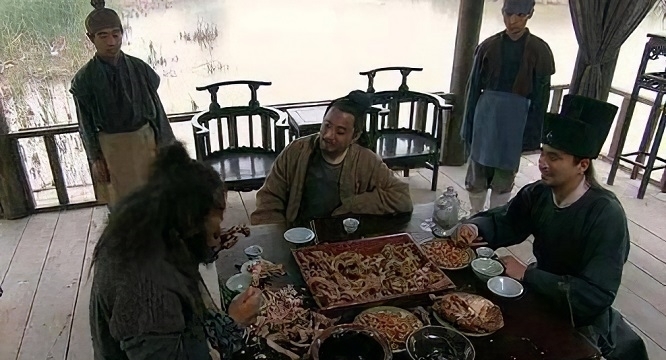 吃完饭|为什么古人吃完饭扔下银子就走,就不怕多给吗,小二也不数银子?