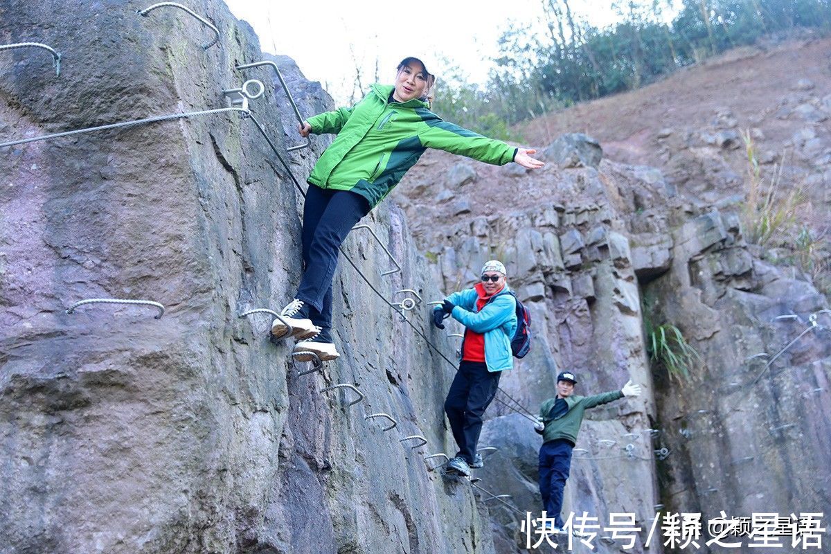 荒草$规模庞大的梯田，荒草绵延，种花草不火才怪