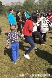 |搞笑GIF:连公司主管都这么搞笑了,这职场混得多有趣啊