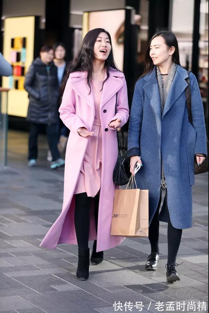 美少妇 街拍: 一对打扮时尚的成熟美少妇, 气质很知性, 谈吐很有雅致之美