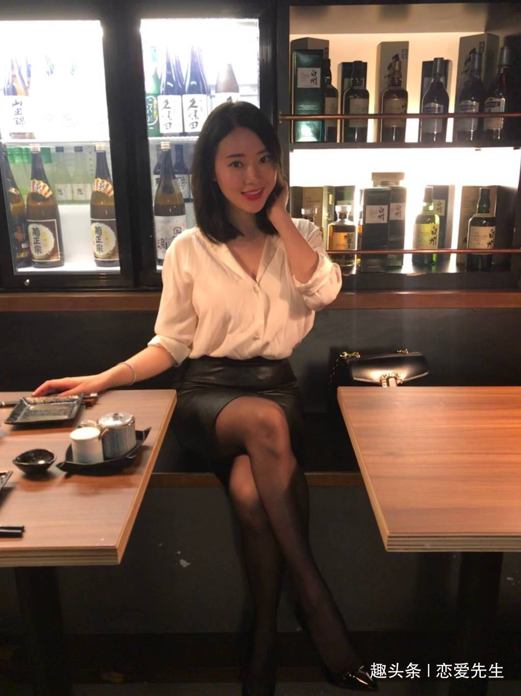 丝袜 黑丝皮裙高跟穿搭,深V白色亚麻衬衫迷人坐姿