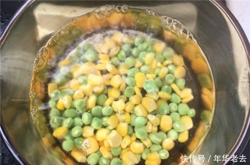想吃披萨不用买,用饺子皮做一盘,好吃简单便捷,馅料非常足