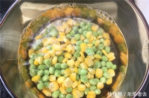 想吃披萨不用买，用饺子皮做一盘，好吃简单便捷，馅料非常足