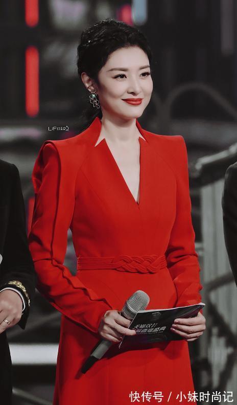 标致美人|岁月从不败美人,周涛穿红色连衣裙端庄优雅,高级精致