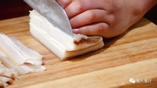 年夜饭的压轴菜，几样时蔬简单一切，用五花肉端上桌，看着就喜庆