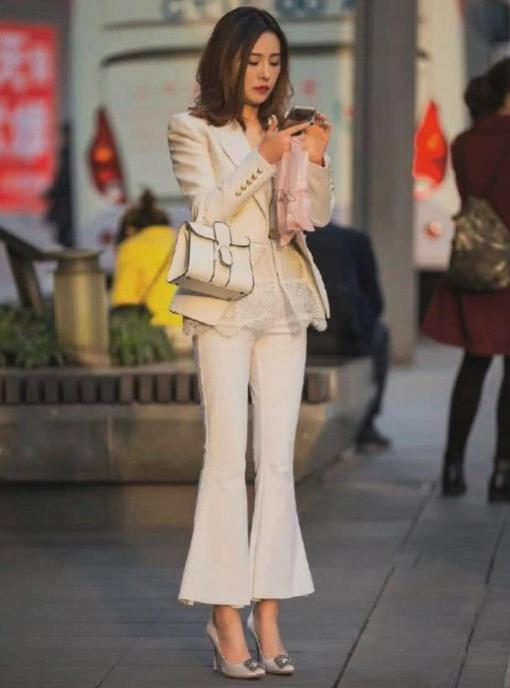阔腿裤|一身白色搭配的美女,秀出白皙大长腿,让人羡慕不已