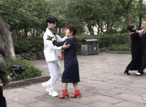 生活|罗云熙的个人综艺开录，接地气大跳广场舞，为了点击量拼了！