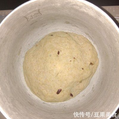 第一次尝试无油无糖全麦欧包，没想到这么好吃