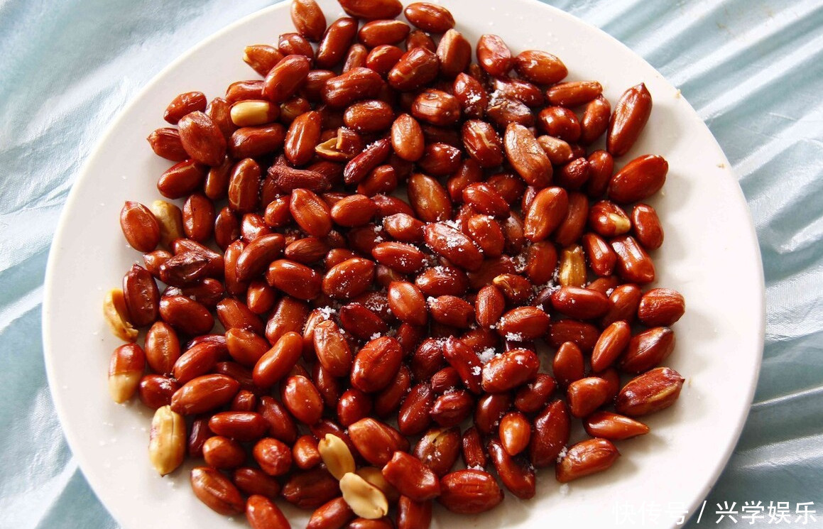 炸花生米，别只会加盐，多加一味料，花生更酥脆，放久了也不回软