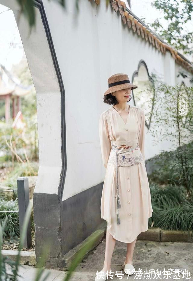 高冷 奔五的女人，少穿T恤牛仔裤，学三木妈妈这样穿，减龄有气质