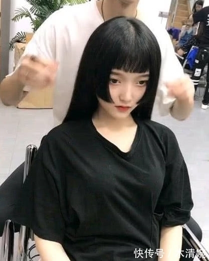 发型师 奇闻:女大学生去理发店做发型,看到做好的发型,网友:不满意