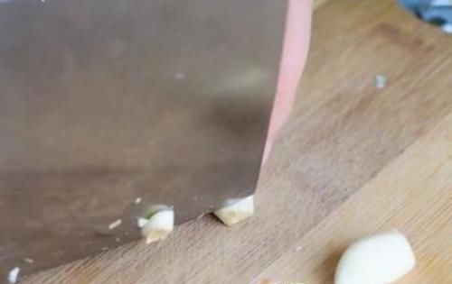 泡腊八蒜,最忌直接加醋!多做1步,1周变碧绿,酸辣微甜,还脆爽