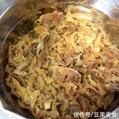 黄豆酱|#不容错过的鲜美滋味# 喷香有营养的猪肉干笋全麦包子