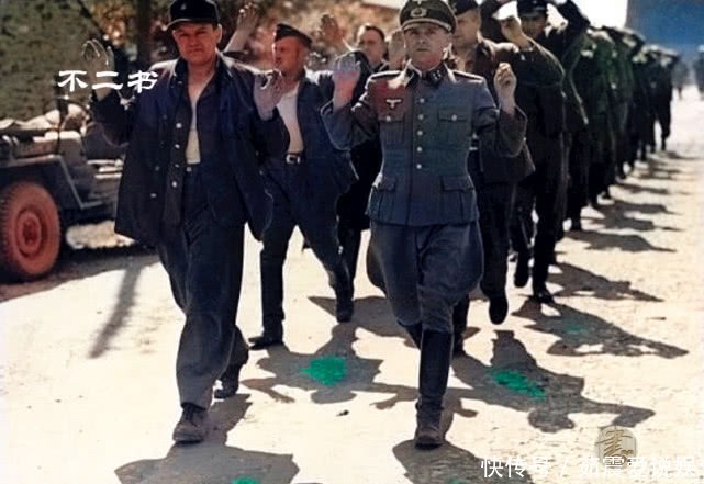 德军士兵|上色老照片：纳粹德国败亡之时，德军高举双手投降，眼神满是恐慌