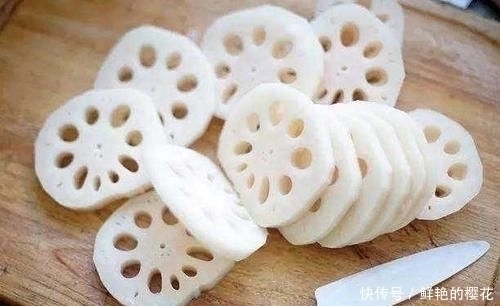 日本大厨炫刀工,将鱼切成“蝴蝶”,中国厨师用一根莲藕霸气反击