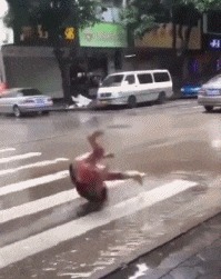 |搞笑GIF:逗什么都行可千万别逗猴子,不然这就是下场