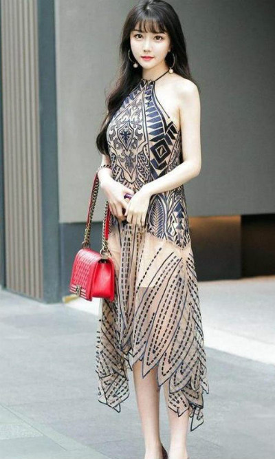 曲线|街拍美女身材婀娜,紧身衣显身材曲线,时尚又性感