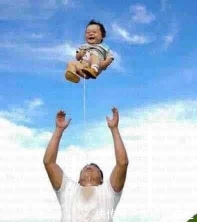 熊爸爸的脚真是臭到一定地步了啊,从宝宝的表情就能看出来