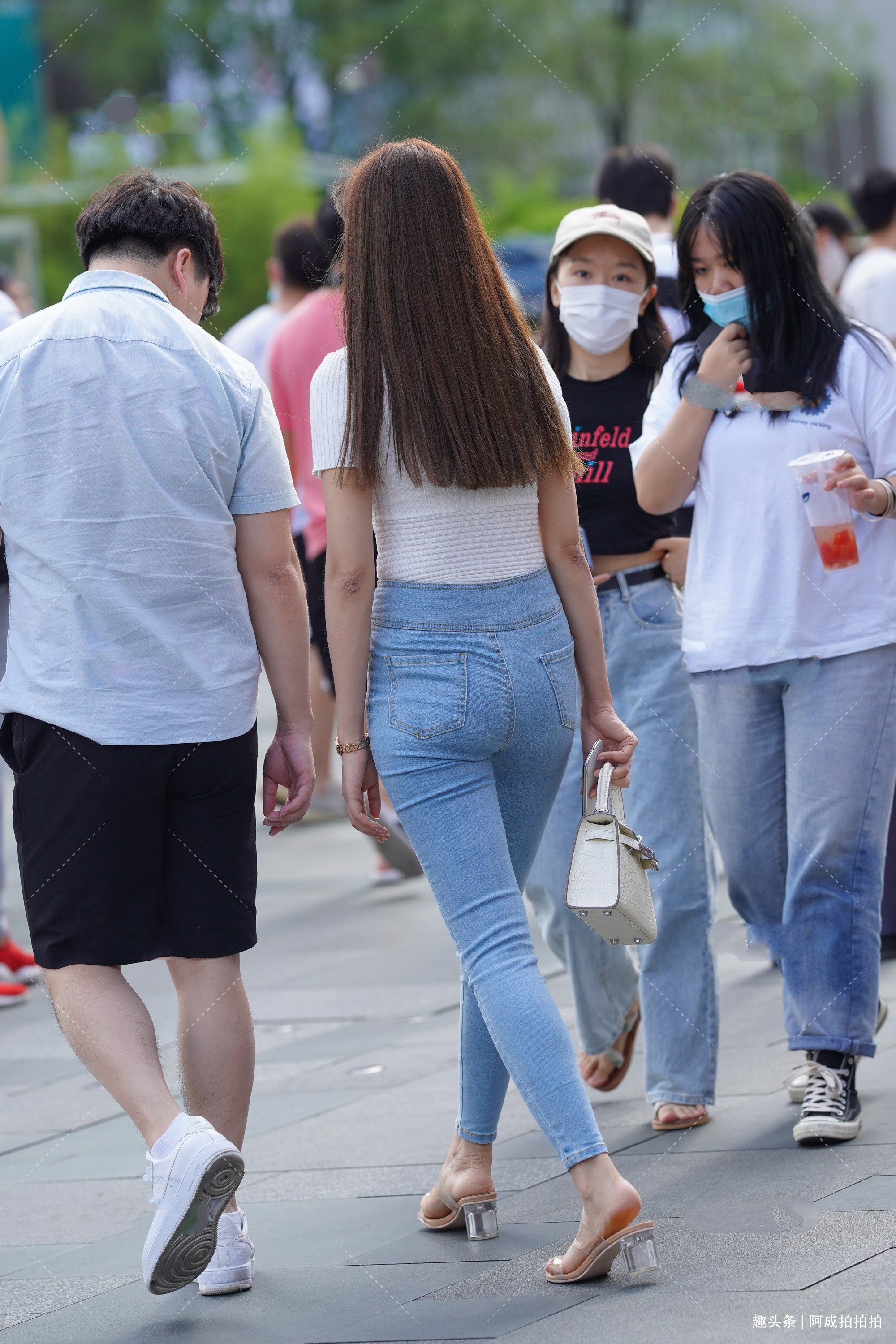 夏季想要穿得舒适又随意,方法很简单,短袖加牛仔裤就可以