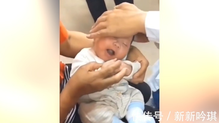 父母|萌娃非常享受别人摸头, 一副很享受的样子, 让人忍不住笑出声