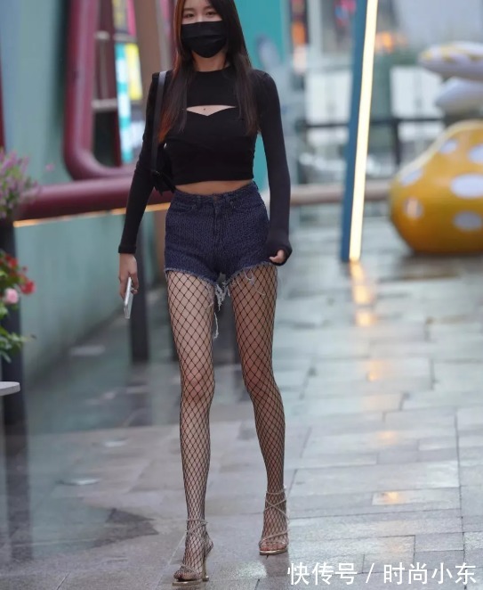 热裤 热裤网袜露脐装美女,清新靓丽雨中漫步