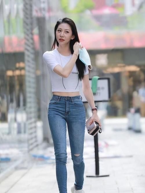 小姐姐 小姐姐穿紧身牛仔裤，搭配休闲短款T恤，舒适气质又彰显个性