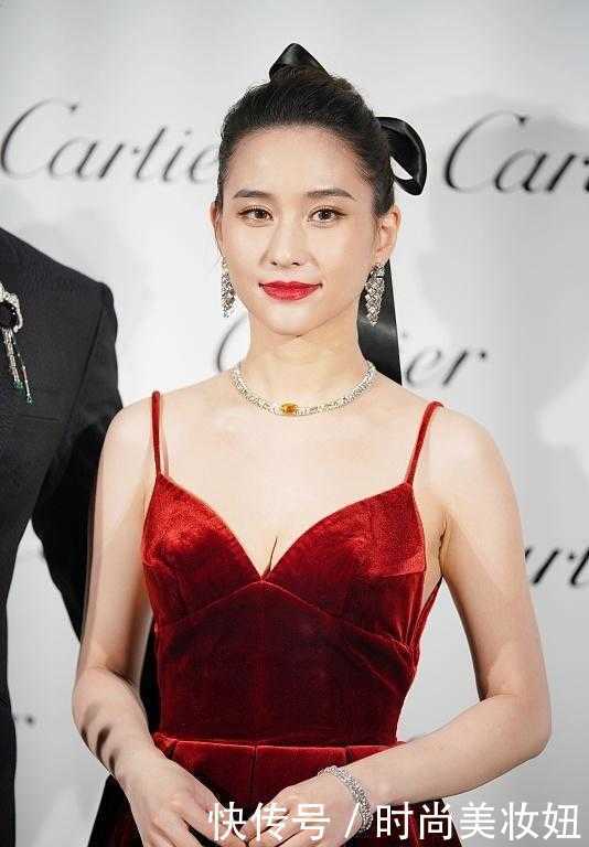 大红色|何超莲到底是豪门千金,同龄人不敢穿的红色裙,她却穿出贵妇范