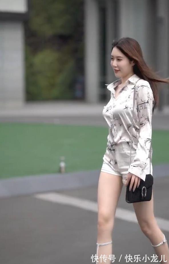 直男 一个相当自信的女孩,让直男觉得有些心动,很想请她吃饭聊聊天