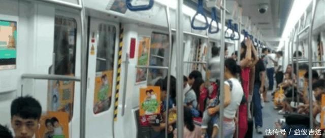 报警|男童睡在妈妈脚下,妈妈却悠闲玩手机,看到孩子手,乘客果断报警