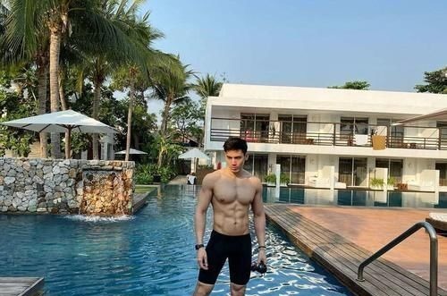 撩人|俊俏型男有一身漂亮肌肉,胸肌、腹肌、臂肌紧实,人鱼线性感撩人