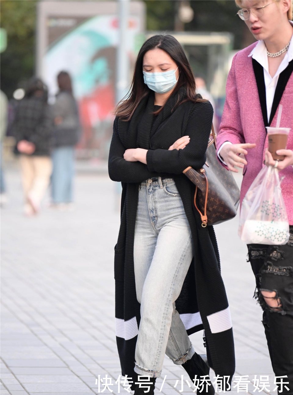 浅蓝色|街拍:美女搭配一款浅蓝色的牛仔夹克,看起来很好看