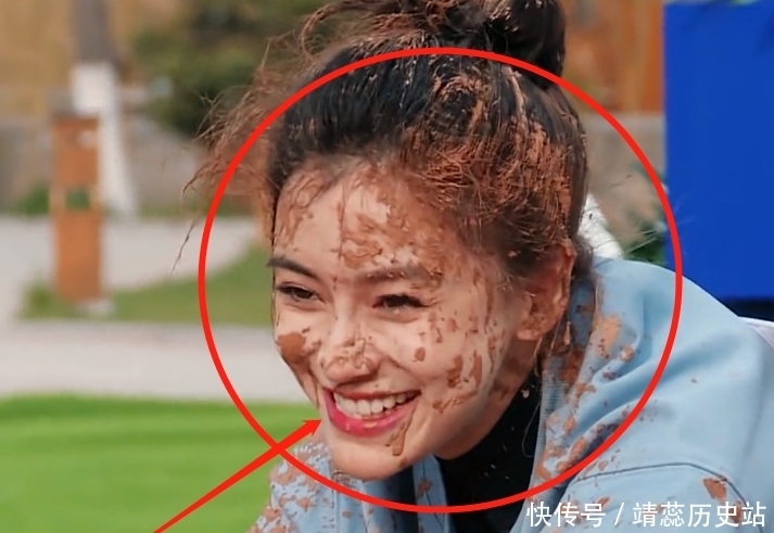 枕头 宋雨琦节目拿枕头砸baby的脸,baby强忍笑意,生图却暴露真实颜值