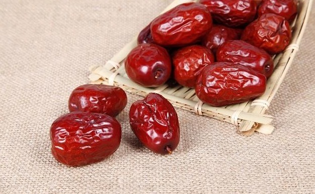 睡眠质量|经常失眠的人,睡前做好“2吃,3不吃”,可能改善睡眠有效果!