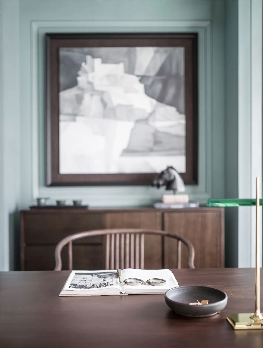 布置|900㎡现代轻奢,蓝绿色墙面+端庄软装,诗意档次!豪宅有人看吗?