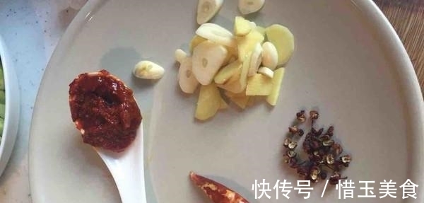 特色美食宫保鸡丁，香辣而味浓，堪称川菜中的经典之作