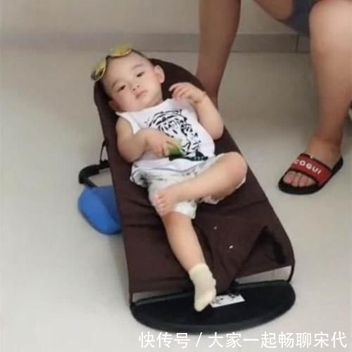 妈妈|妈妈出门逛街,爸爸在家独自看娃,回到家后的一幕让宝妈笑喷