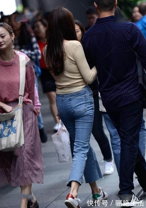 牛仔裤|驼色针织长袖搭配牛仔裤，简单又好看，穿出知性美