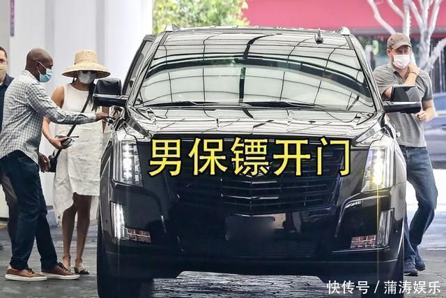 梅根烫头演讲气场全开，化浓妆戴金手镯金戒指，皇家仪态不见踪影