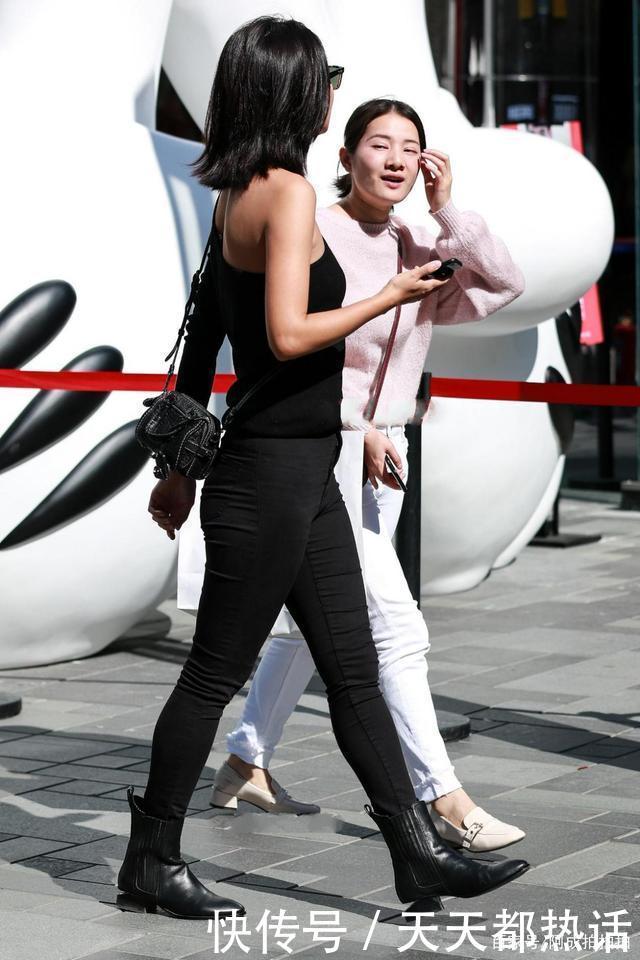 炫酷|黑色显肩修身衣,搭配黑色牛仔裤,炫酷个性