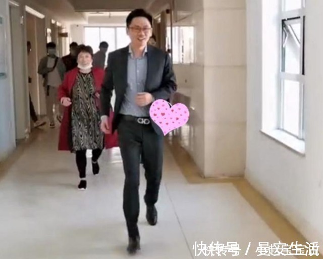 宝宝|宝宝出生谁抱像谁?舅舅“抢头彩”,爸爸没地位,看到颜值明白了