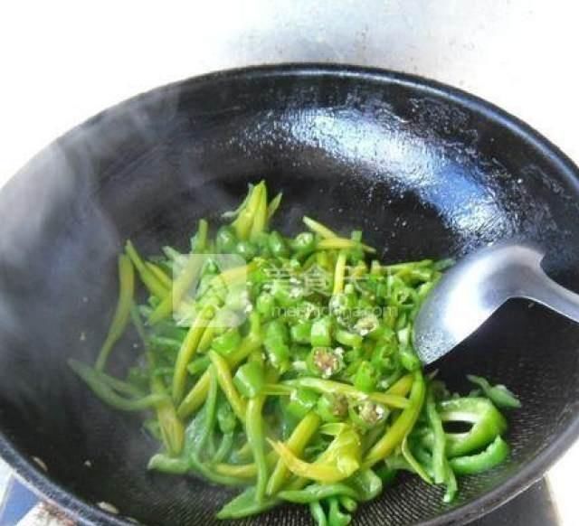 因为原料采用朝天椒，这种朝天椒有淡淡的辛辣味道，但香味很浓