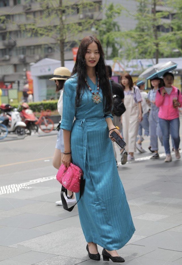 古风|蓝色裹身裙看着像袈裟,材质的选择更是古风,装饰高跟鞋都很复古