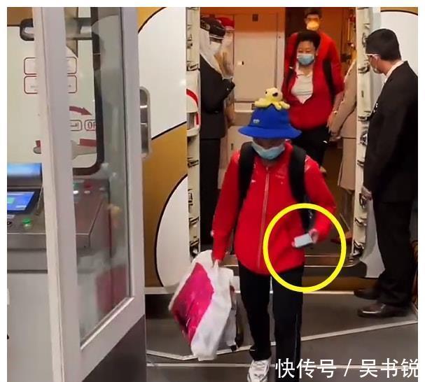 中国游泳队|全红婵安全回国!全程低头玩手机,向家人报平安,戴章鱼帽太可爱